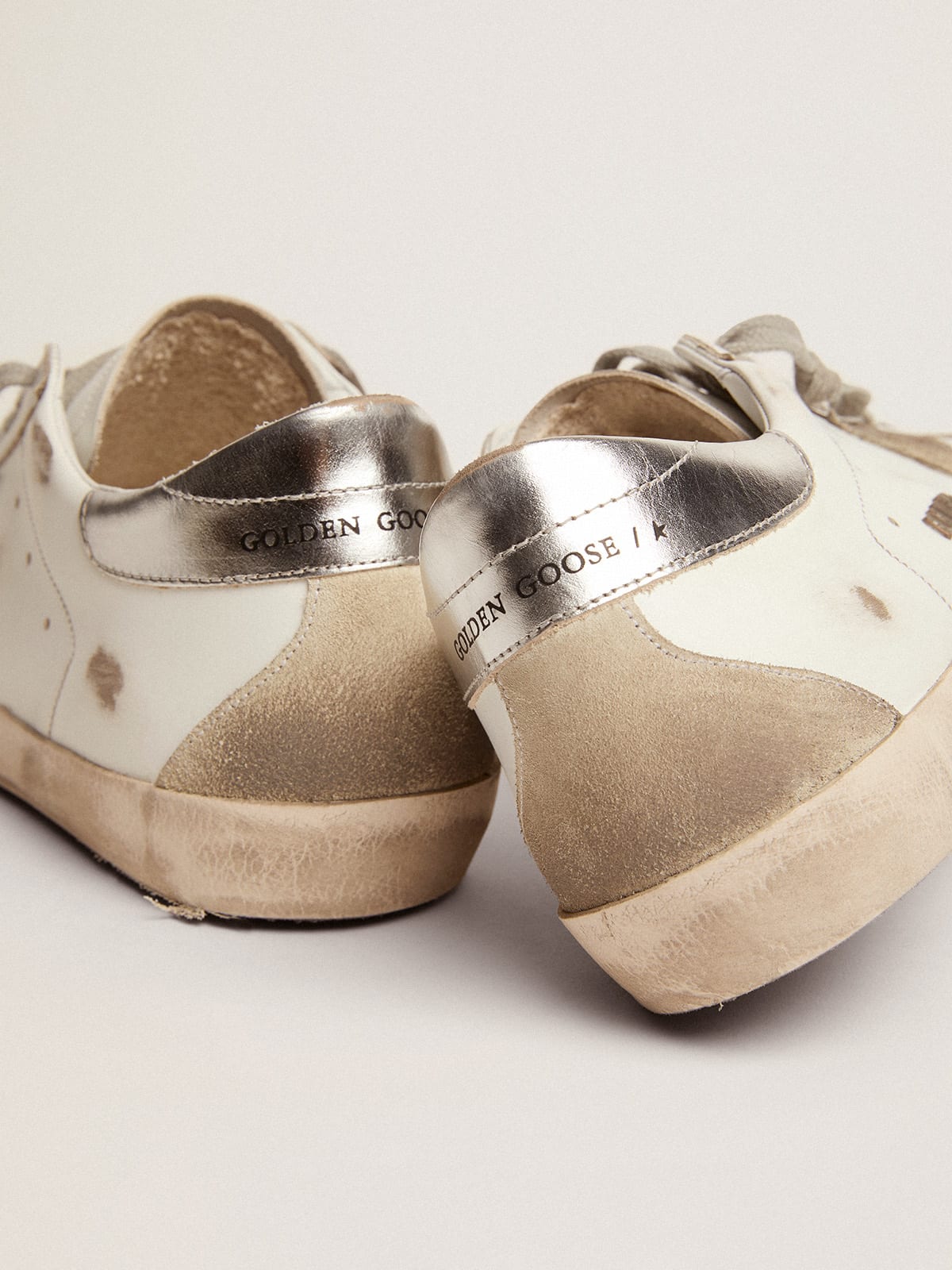Sneakers Super-Star uomo con talloncino argentato e metal studs lettering