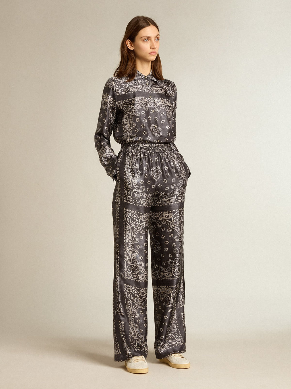 Pantalone jogging di colore antracite con stampa paisley