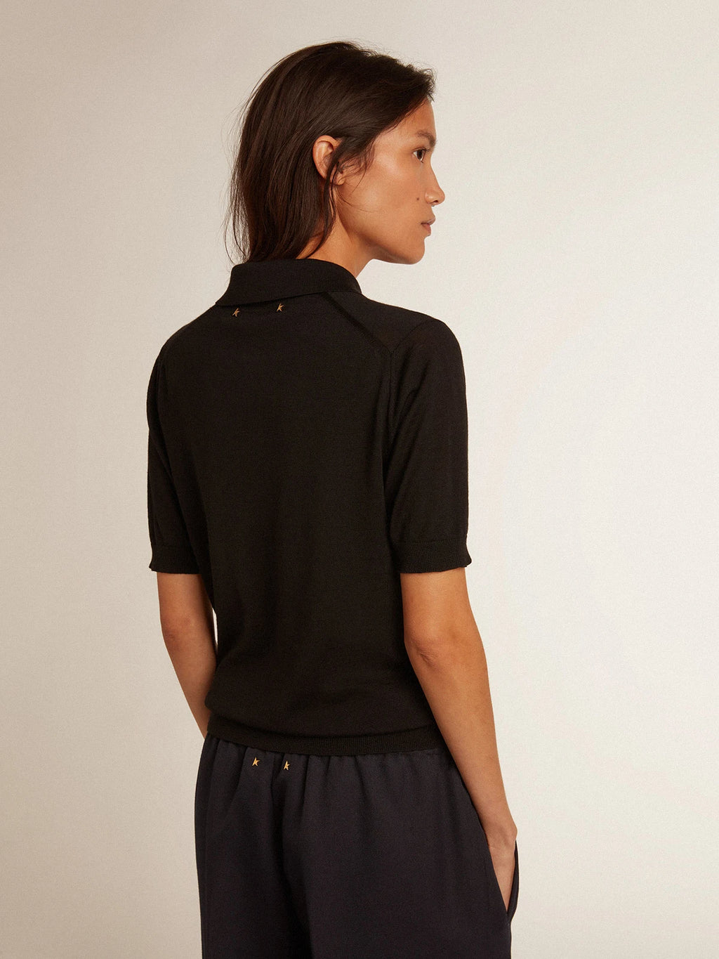Polo da donna in lana merino di colore nero