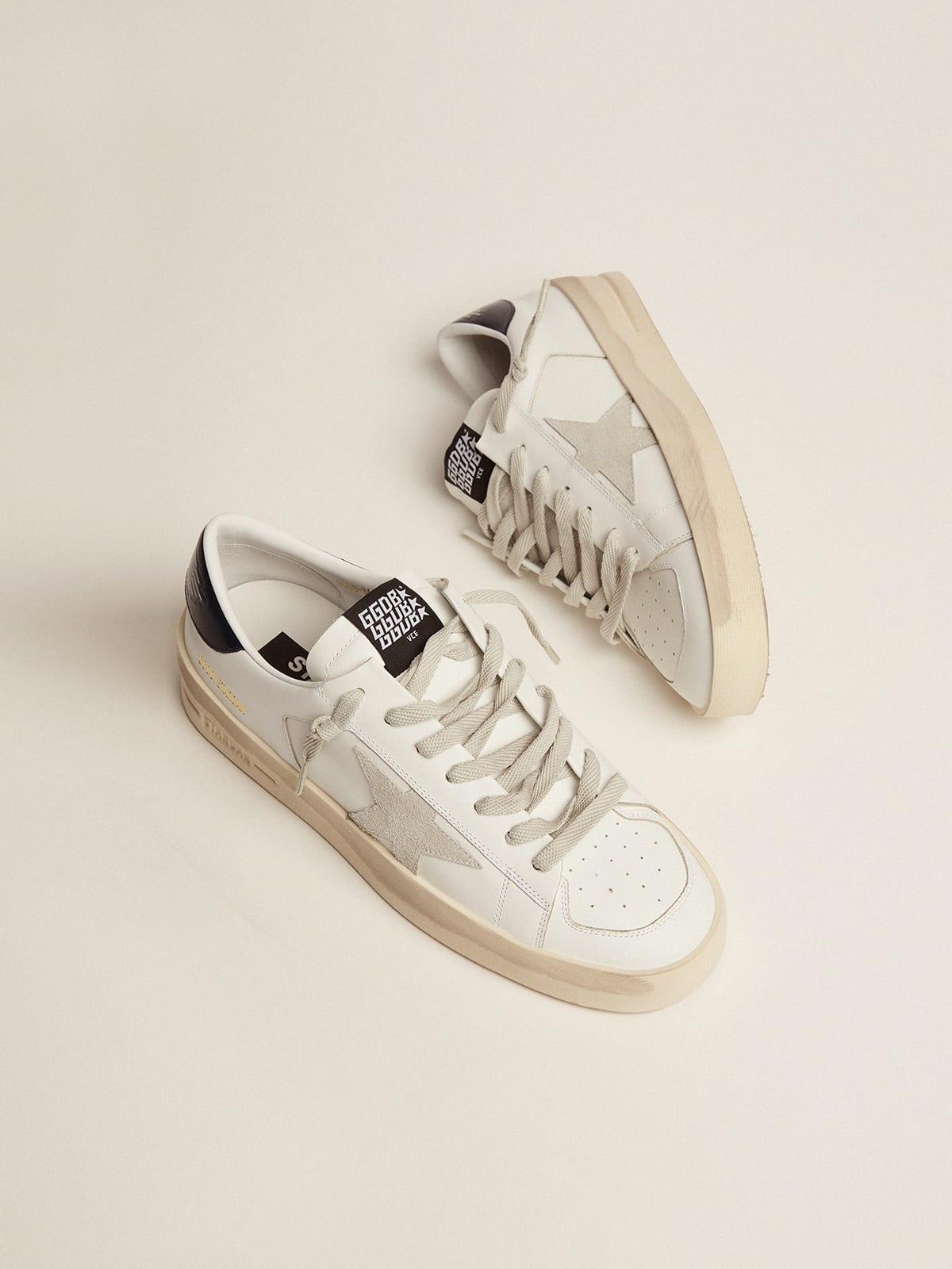 Sneaker Stardan con stella in suede color grigio ghiaccio e talloncino in pelle lucida nera