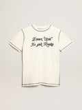 T-shirt color bianco con scritta ricamata blu