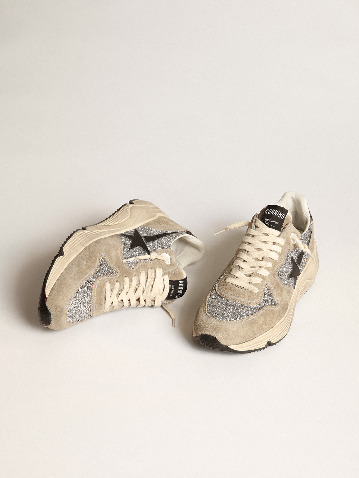 Sneaker Running Sole in glitter argento e suede color tortora con stella in pelle nera