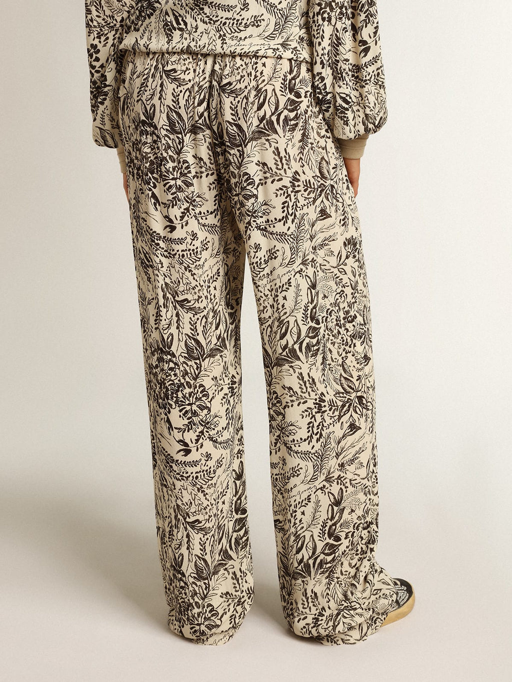 Pantalone jogging di colore bianco con stampa toile de jouy nera