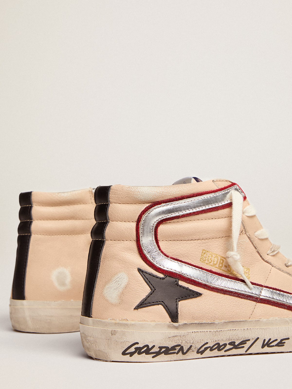 Sneaker Slide Penstar in nappa color salmone chiaro con stella in pelle nera e virgola in pelle laminata color argento