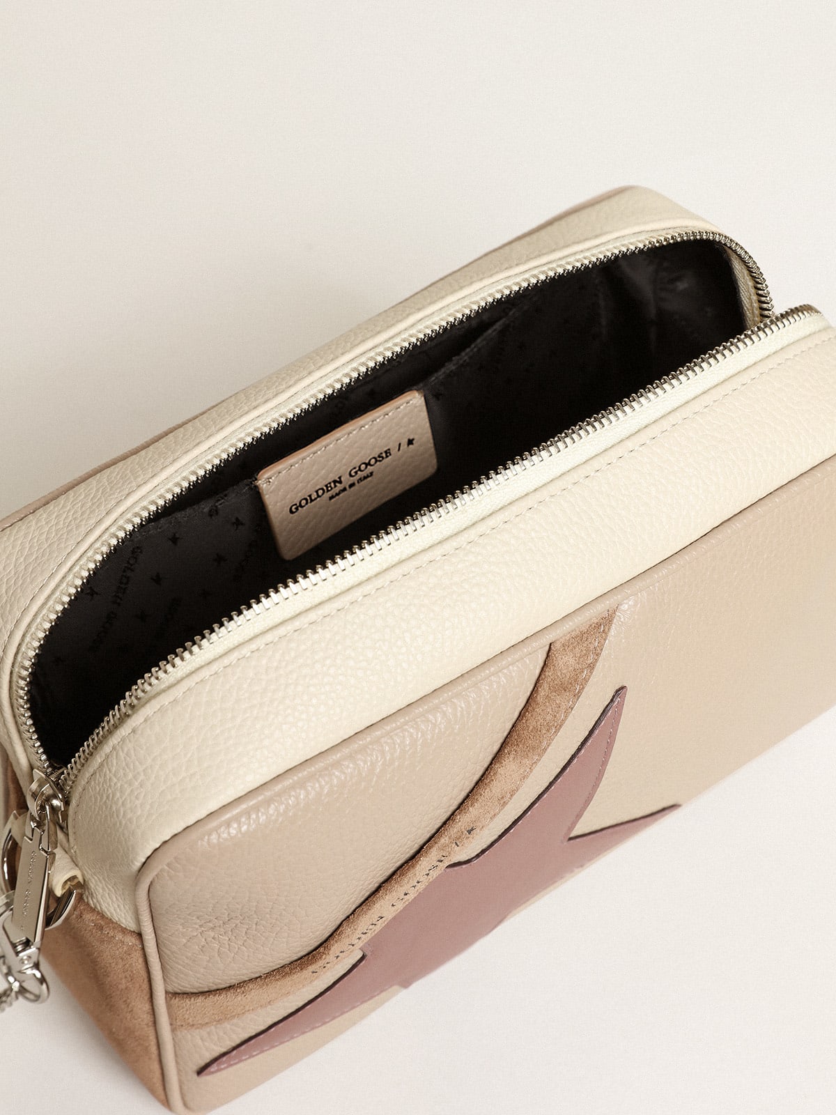 Borsa Star Bag large in pelle martellata color bianco sporco e suede color cappuccino con stella in pelle viola