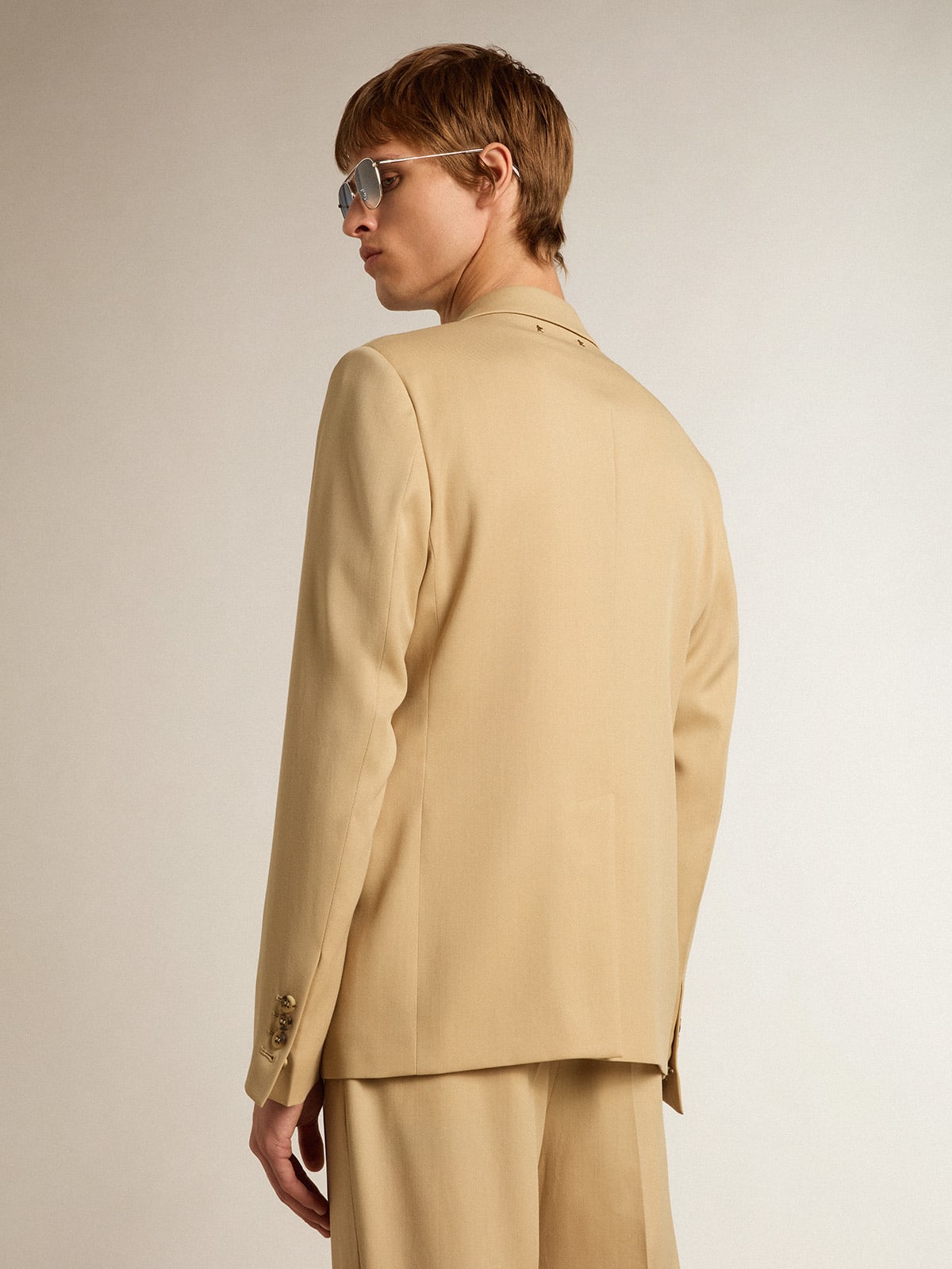 Blazer monopetto color sabbia con bottoni in corno