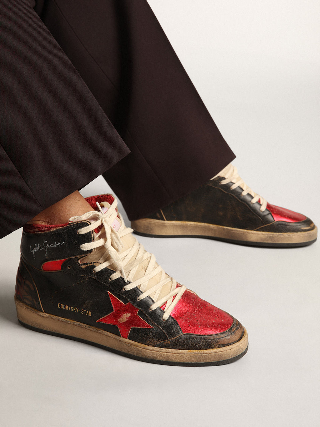 Sneaker Sky-Star Uomo in pelle lucida nera con stella in pelle laminata rossa