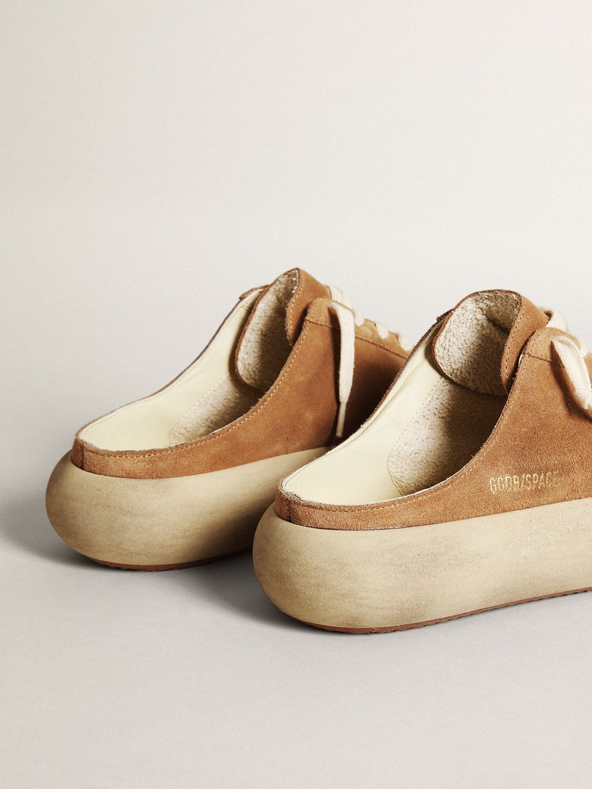 Space-Star Sabot Donna in suede color tabacco con stella traforata