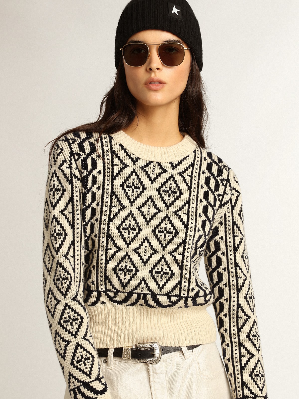 Maglione cropped girocollo a motivi geometrici color pergamena e blu
