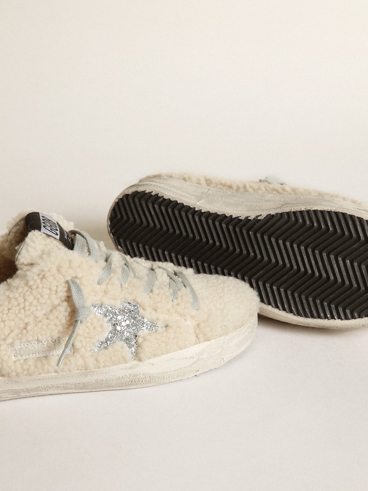 Sneaker Super-Star in shearling beige con stella e talloncino in glitter argento
