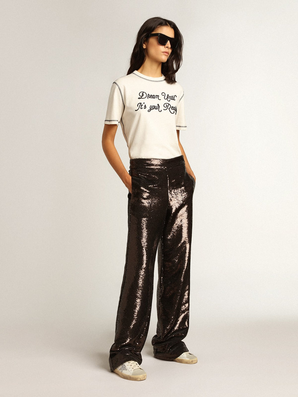 T-shirt color bianco con scritta ricamata blu