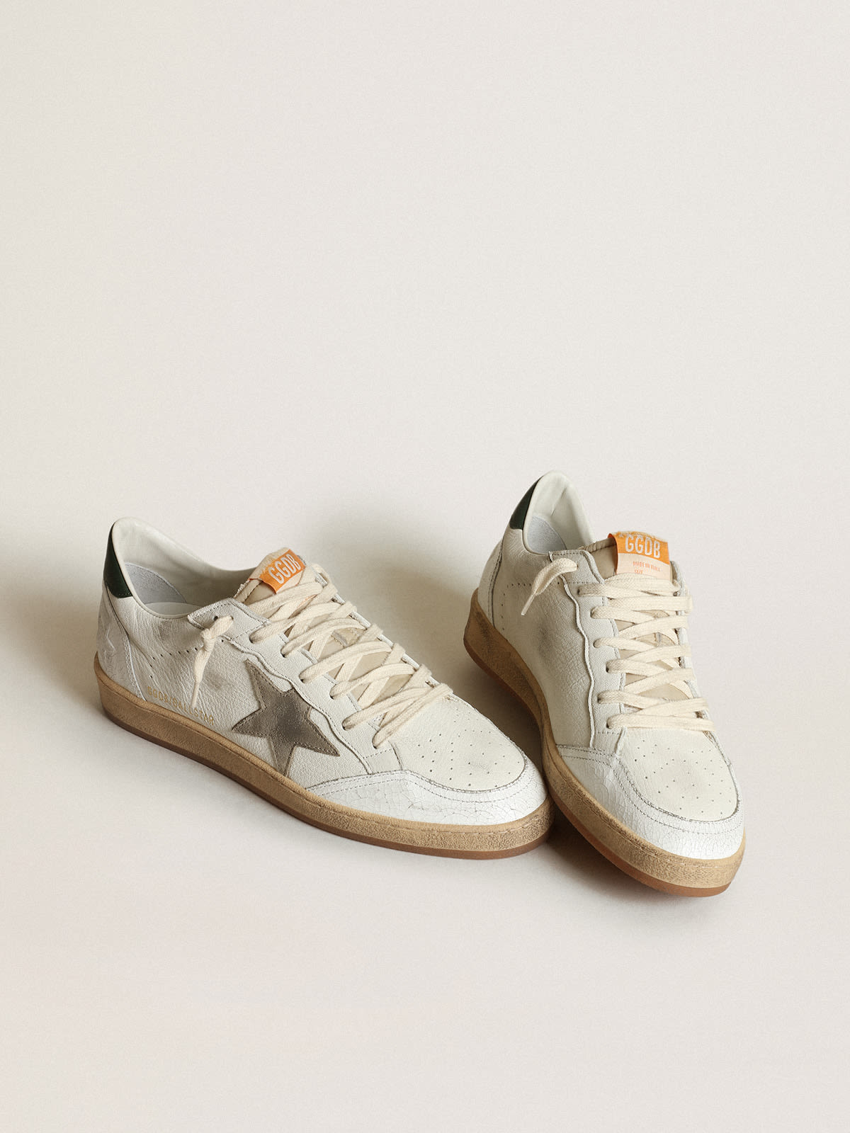 Sneaker Ball Star in nappa bianca con stella in suede tortora e talloncino in pelle verde scuro
