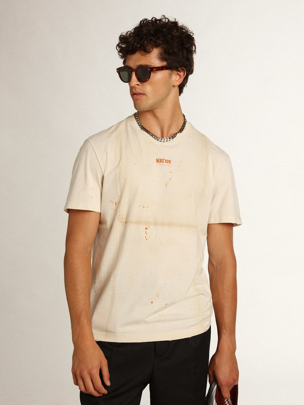 T-shirt Collezione Journey di colore bone white dall'effetto capo piegato con scritta Golden e spruzzature color ruggine