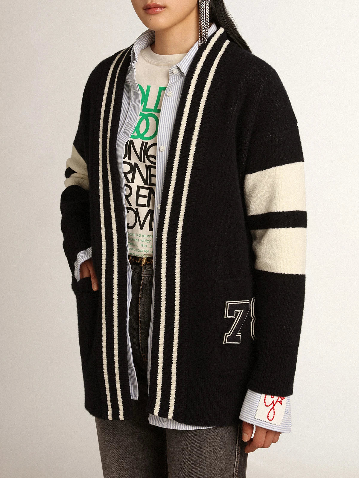 Cardigan Collezione Journey color blu con cintura in vita, profili a contrasto e scritta bianca sul retro