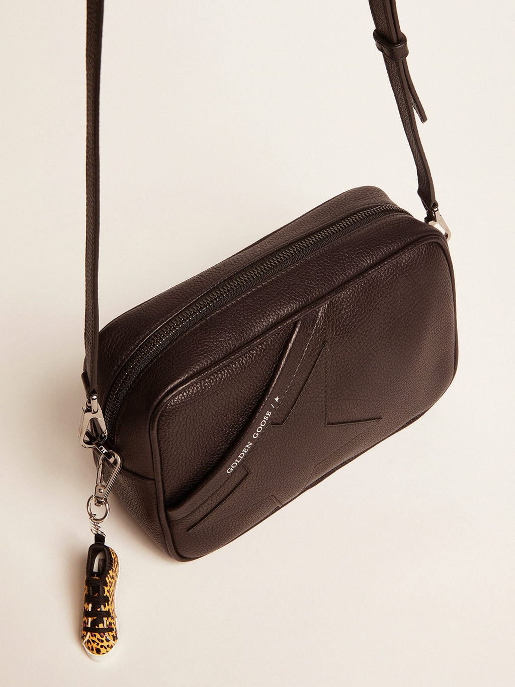 Borsa Star Bag nera in pelle martellata