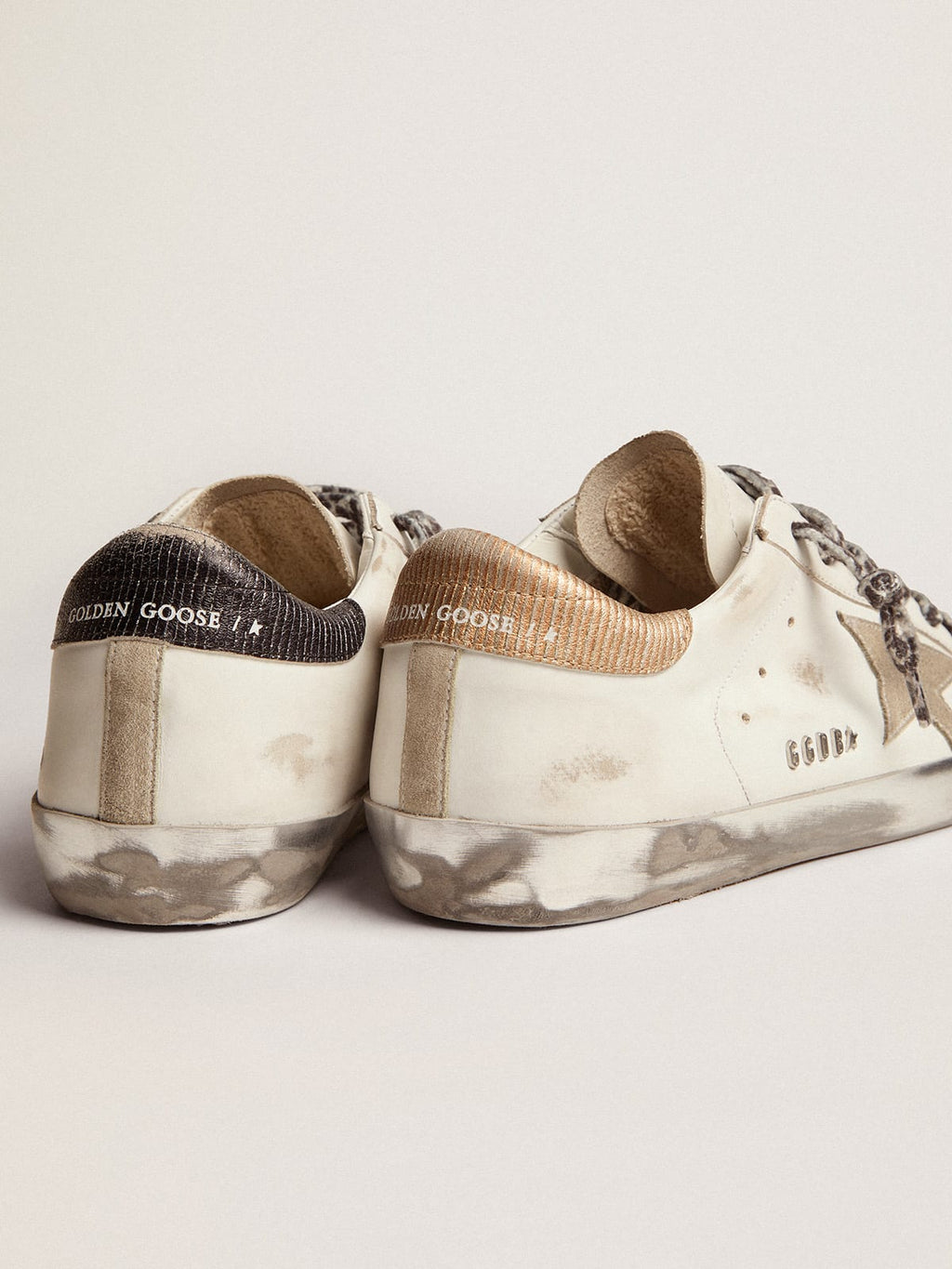 Sneaker Super-Star in pelle bianca con stella in suede color grigio ghiaccio e scritta nera a contrasto