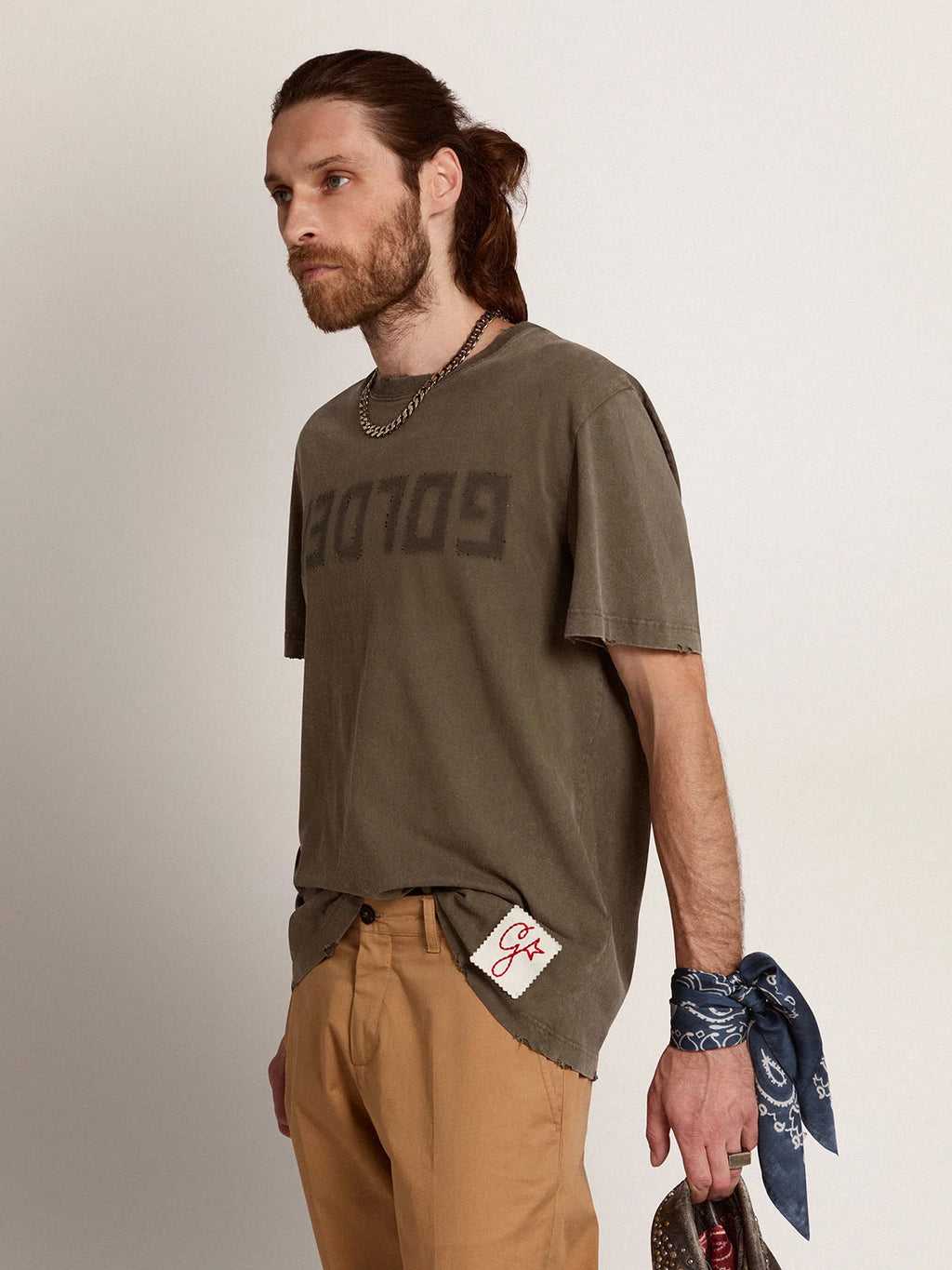 T-shirt Collezione Golden color verde oliva dall'effetto distressed con scritta Golden sul davanti