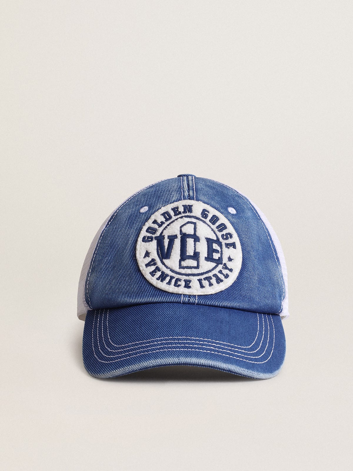 Cappellino di cotone bluette vintage con rete bianca e patch sul davanti
