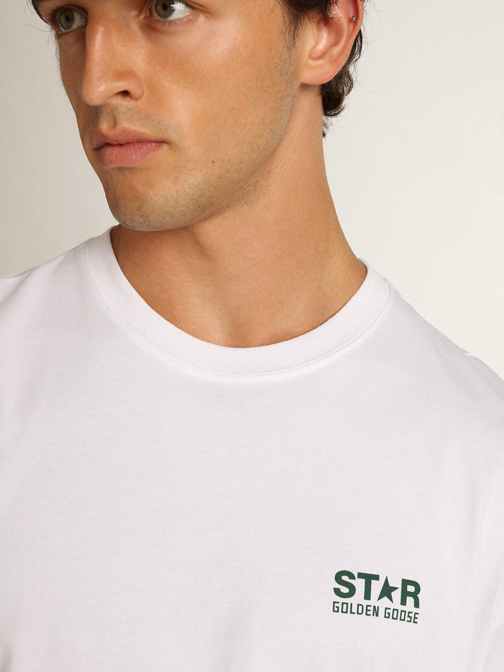 T-shirt bianca Collezione Star con logo e stella verdi a contrasto