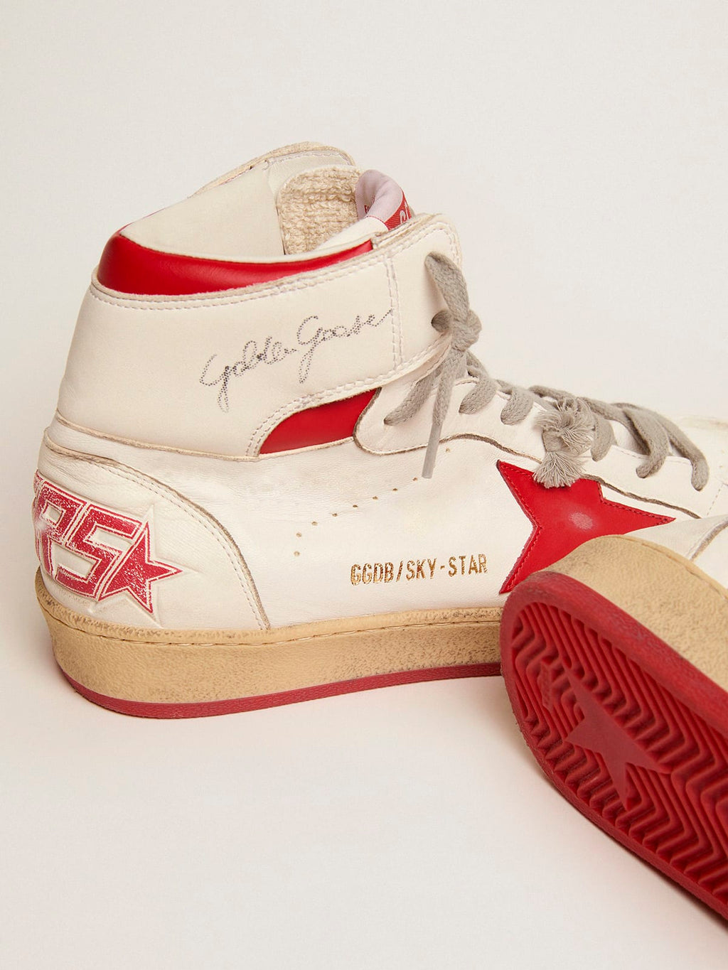 Sneaker Sky-Star con firma sulla caviglia e inserti in pelle rossa