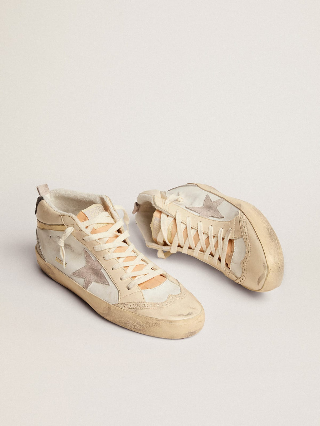 Sneaker Mid Star con stella in suede color grigio chiaro e virgola in pelle dorata effetto cromato