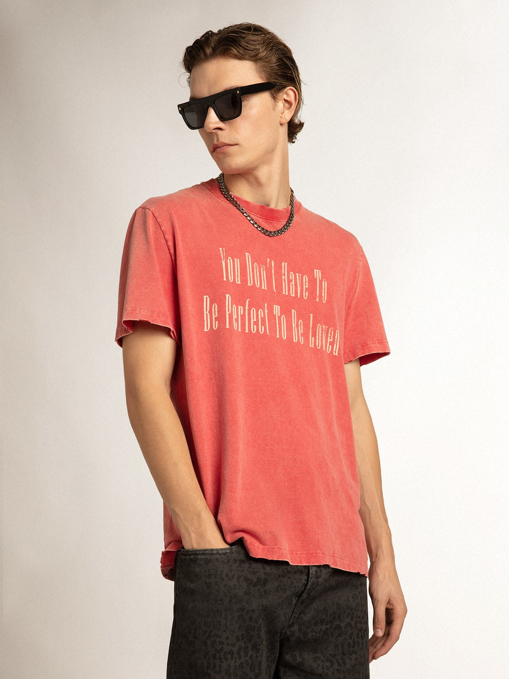 T-shirt color rosso con scritta stampata color ecrù