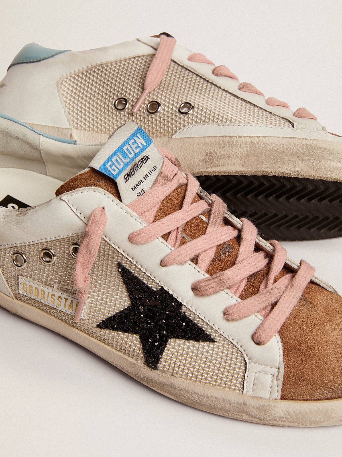 Sneaker Super-Star in rete grigio chiaro e pelle bianca con stella in glitter neri