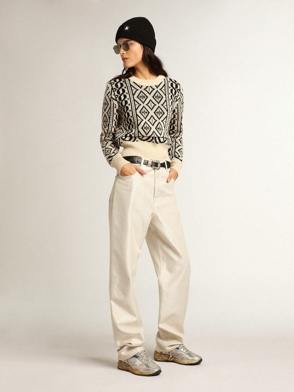 Maglione cropped girocollo a motivi geometrici color pergamena e blu