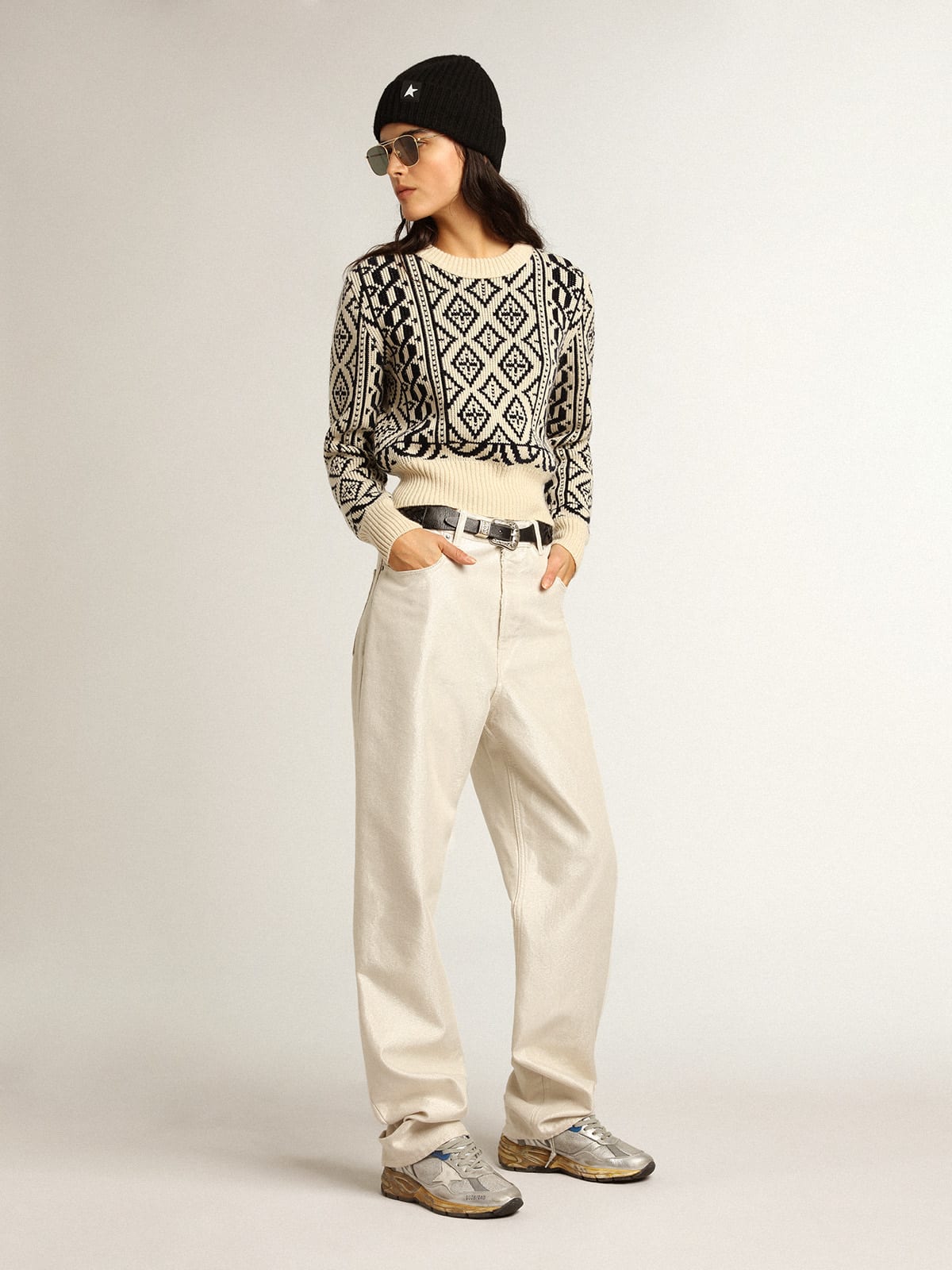 Maglione cropped girocollo a motivi geometrici color pergamena e blu