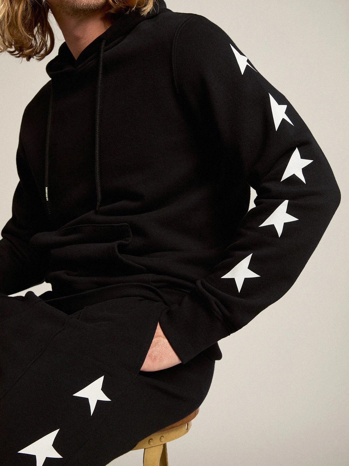 Pantalone jogging di colore nero con stelle bianche a contrasto