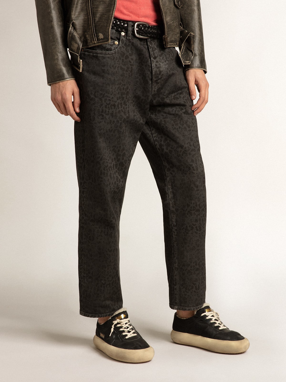 Jeans grigio da uomo con stampa leopardo