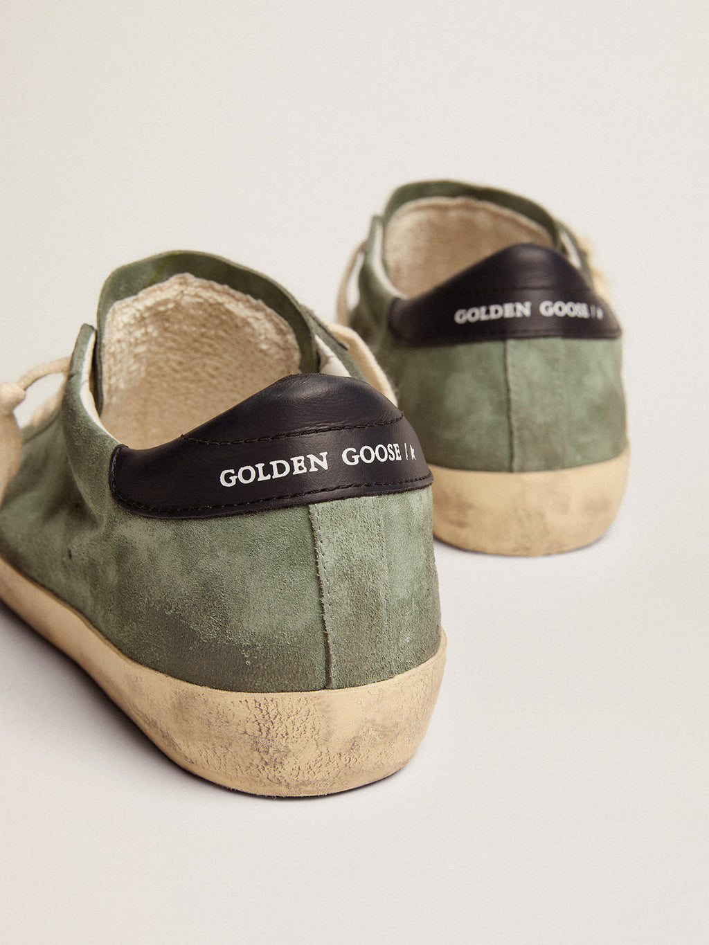Sneaker Super-Star in suede color verde militare con stella traforata e talloncino in pelle color blu scuro