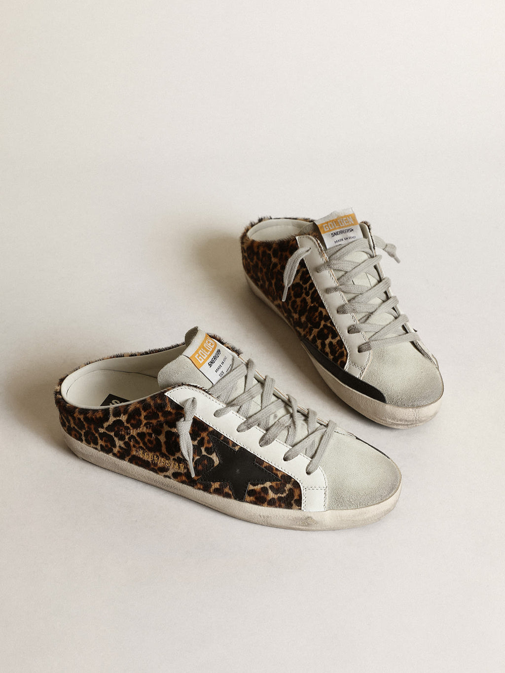Super-Star Sabot in cavallino leopardato con stella in pelle nera e linguetta in suede grigio ghiaccio