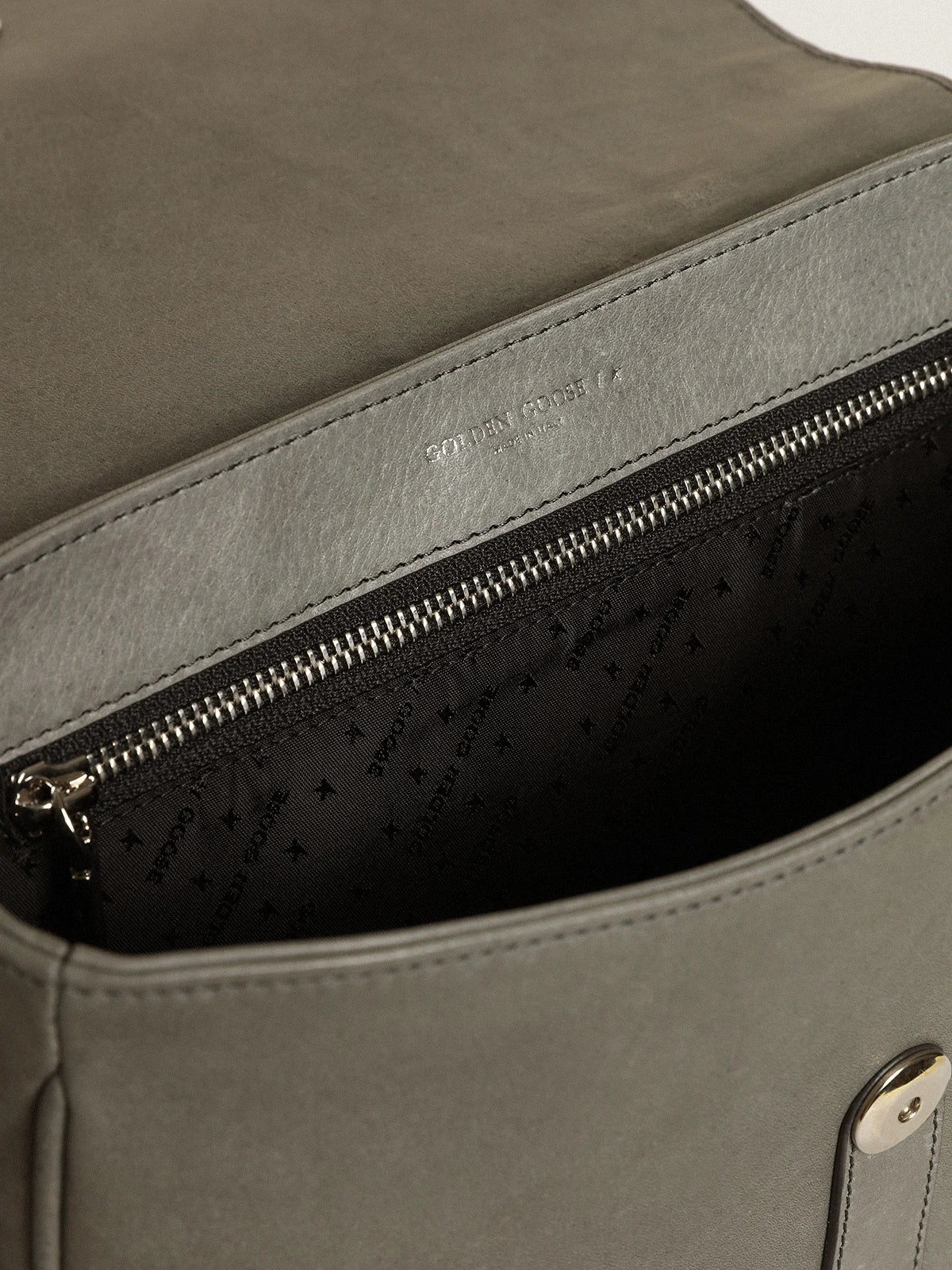 Borsa Sally Bag medium in pelle color grigio pietra con fibbia e tracolla a contrasto