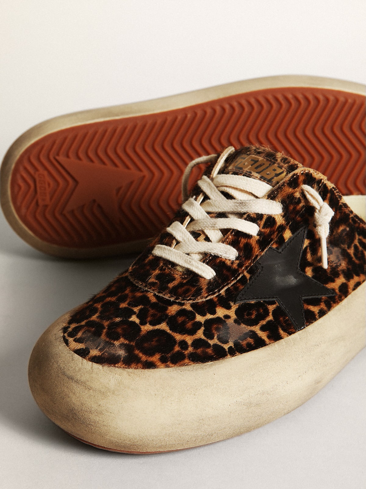 Space-Star Sabot in cavallino leopardato con stella in pelle nera