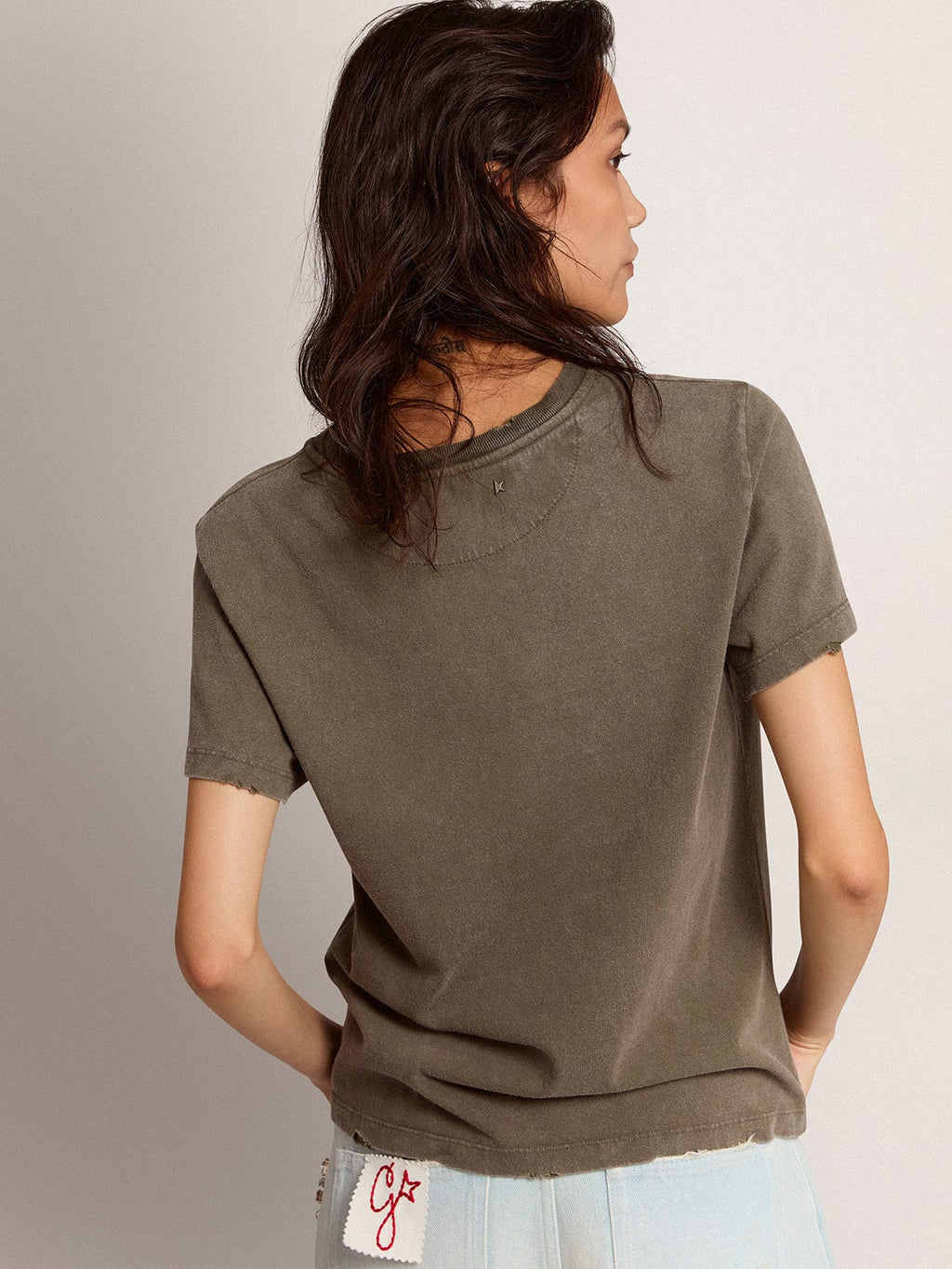 T-shirt color verde oliva dal fit slim con scritta Golden sul davanti