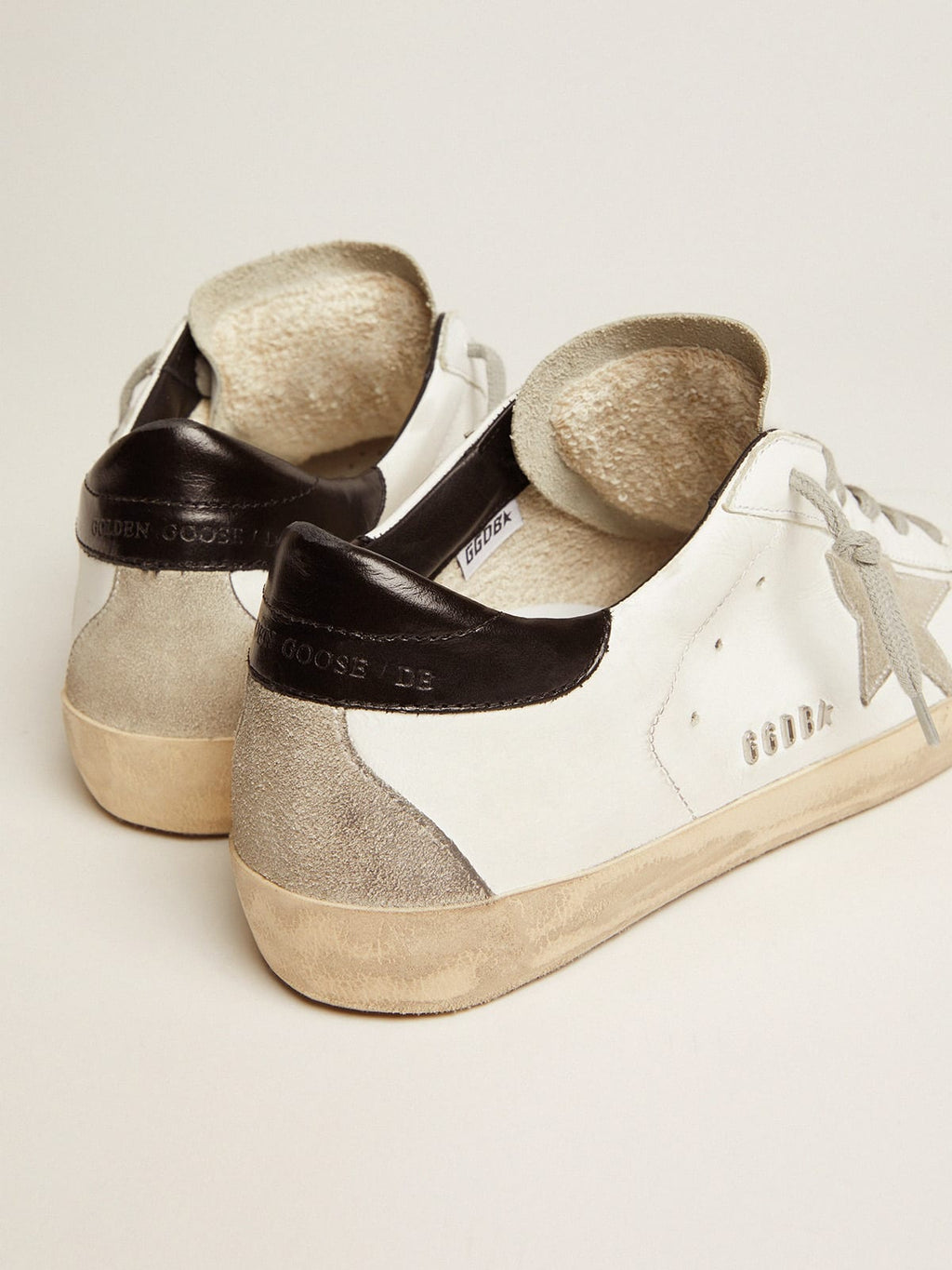 Sneakers Super-Star donna con talloncino nero e metal studs lettering