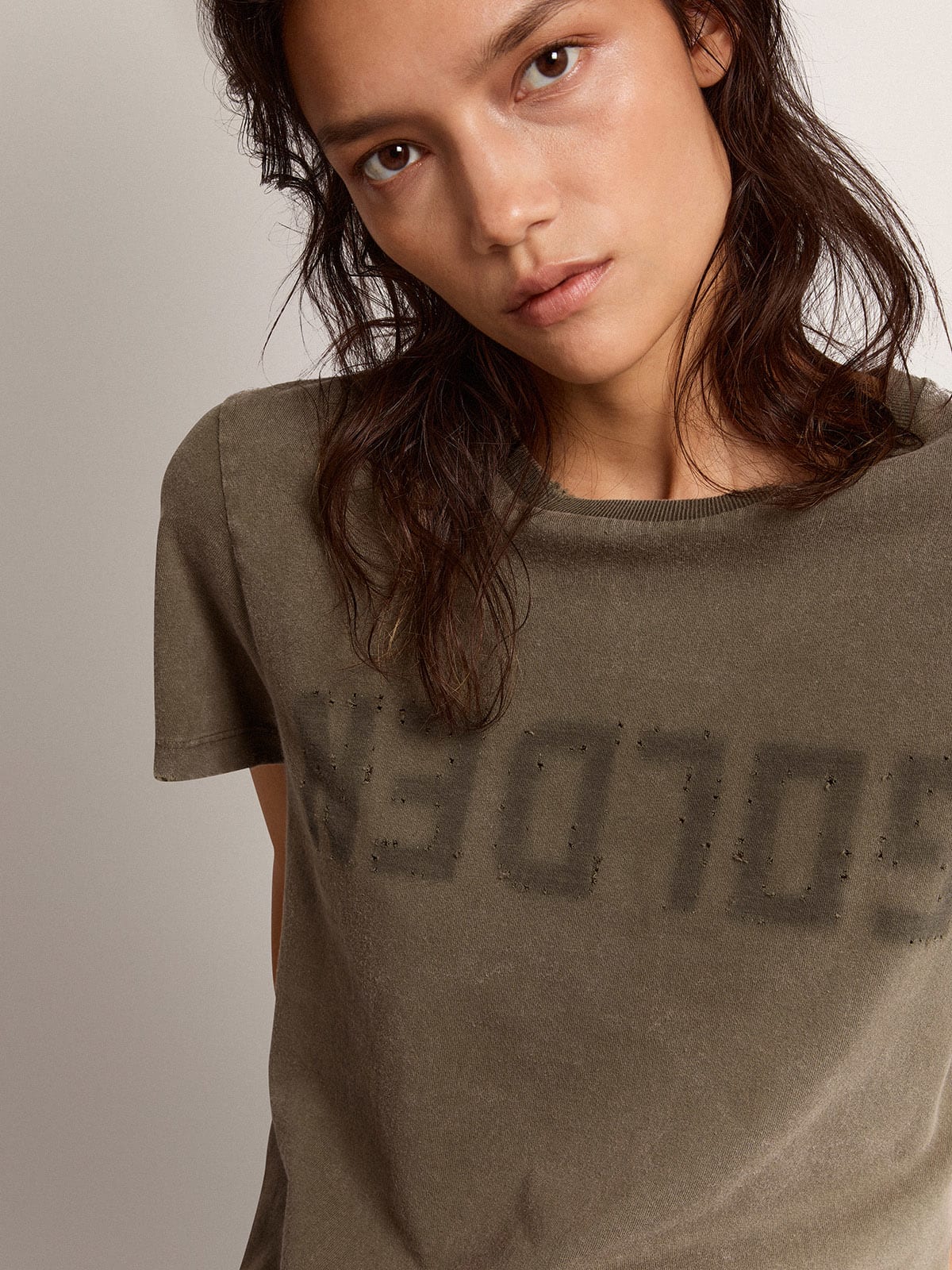 T-shirt color verde oliva dal fit slim con scritta Golden sul davanti