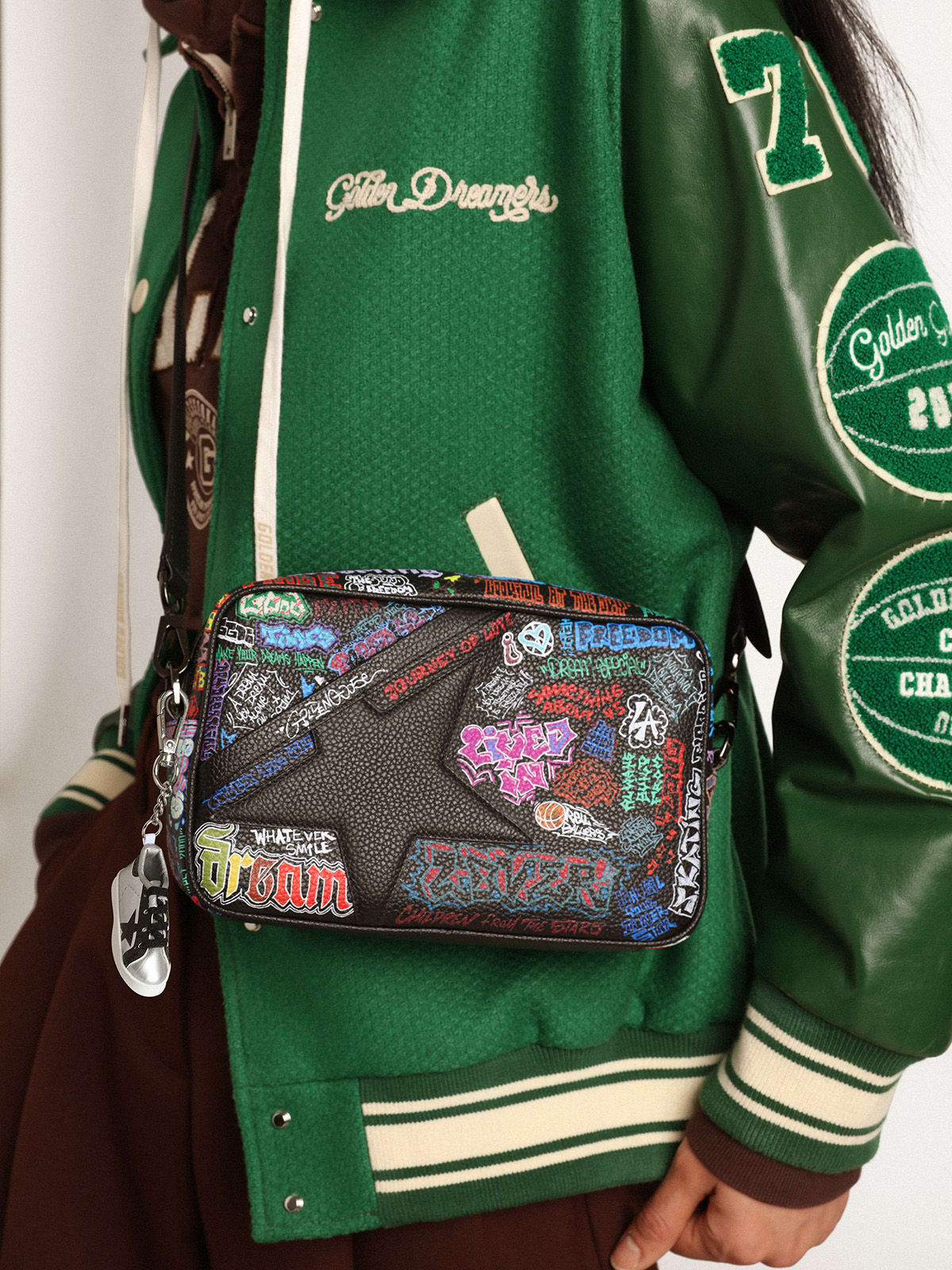 Borsa Star Bag in pelle martellata nera con stella in pelle nera e stampa multicolore all-over