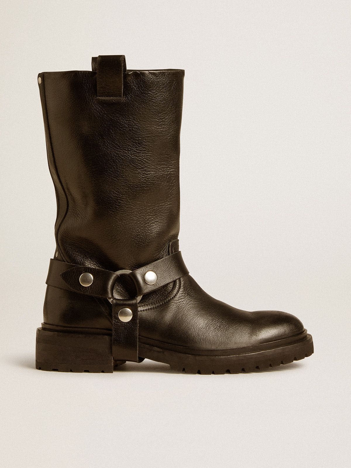 Kurt boots in glossy black leather with silver-colored buckle and studs