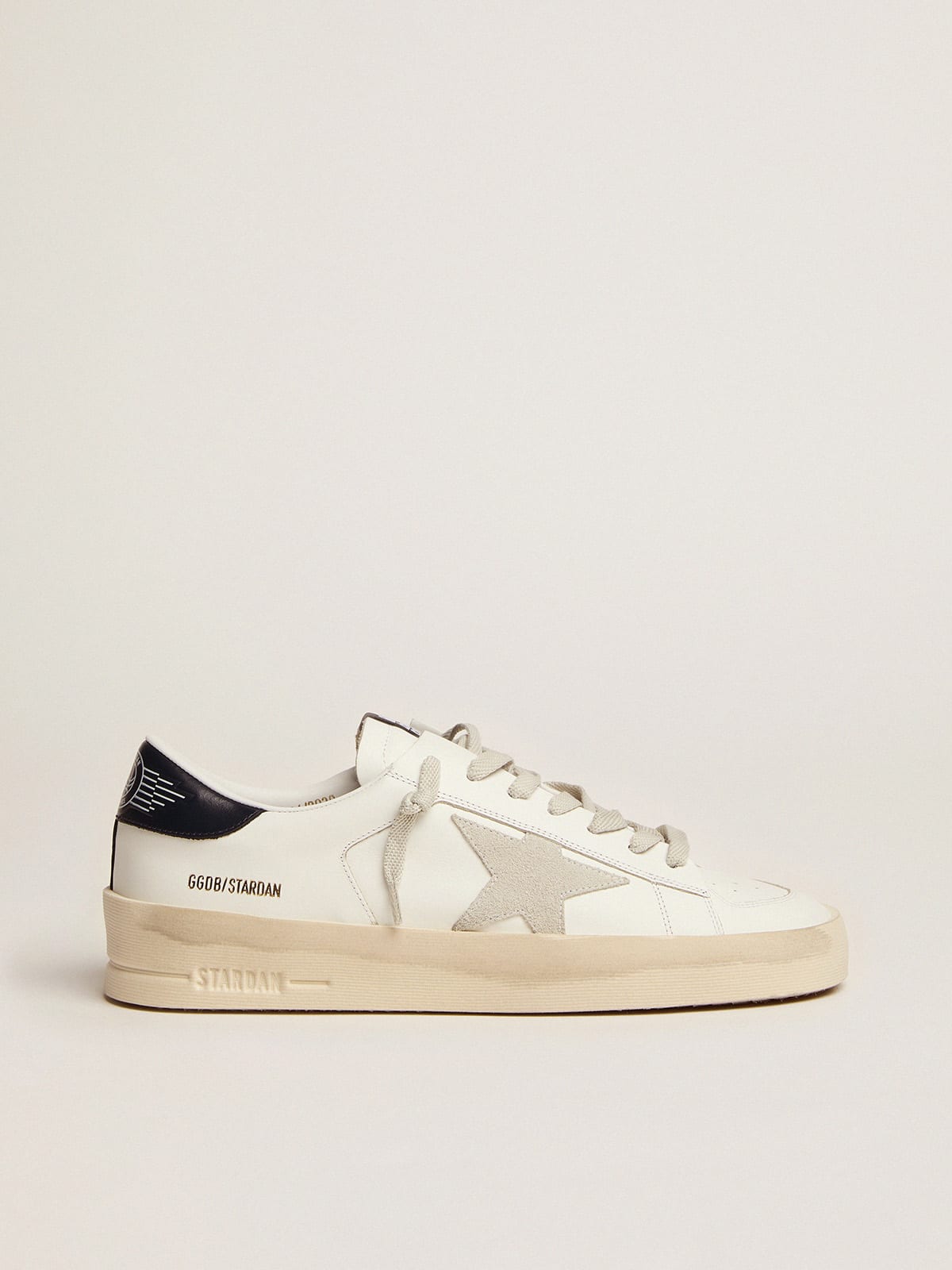 Sneaker Stardan con stella in suede color grigio ghiaccio e talloncino in pelle lucida nera