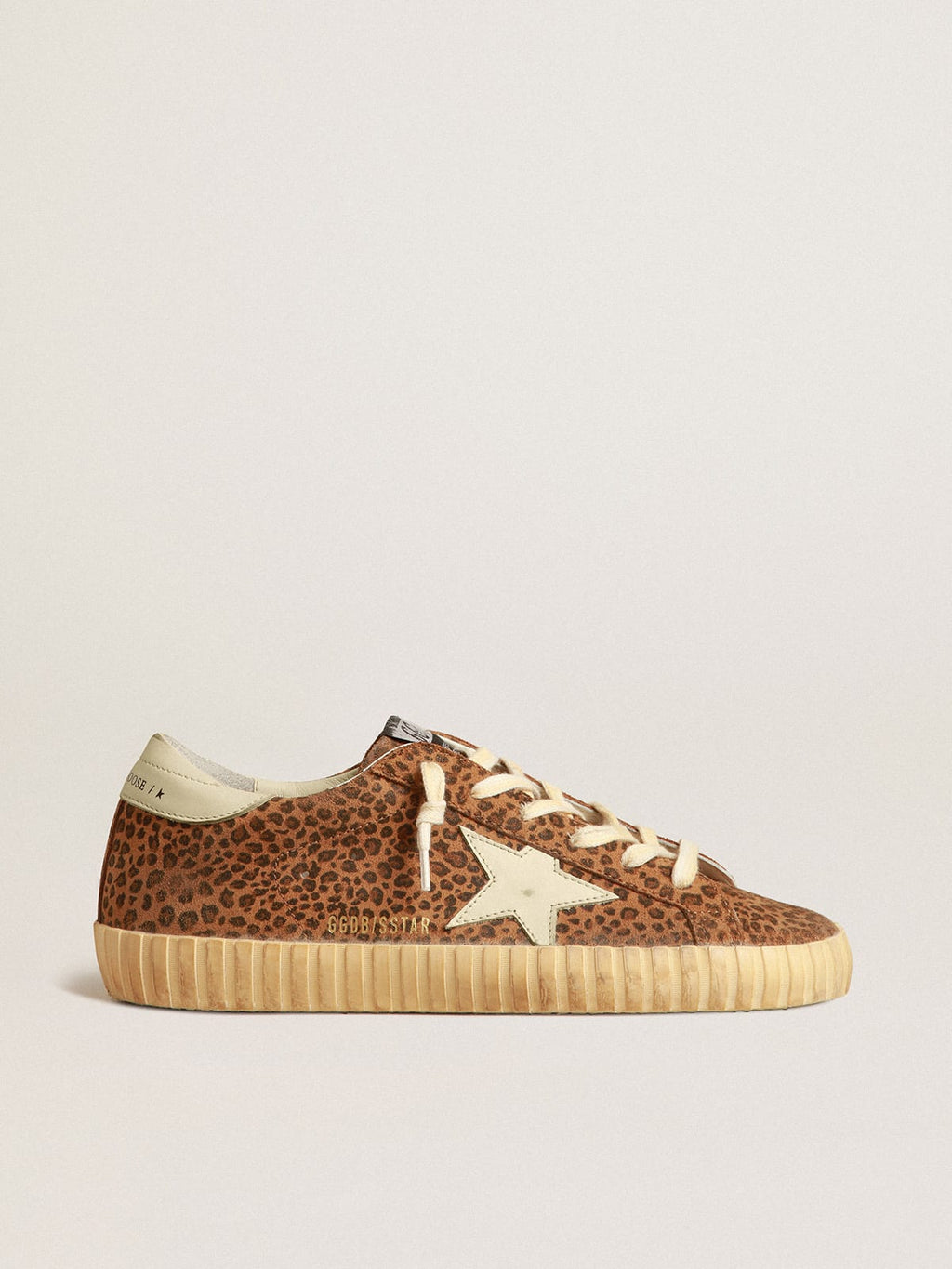 Super-Star in suede con stampa leo e stella in pelle color panna