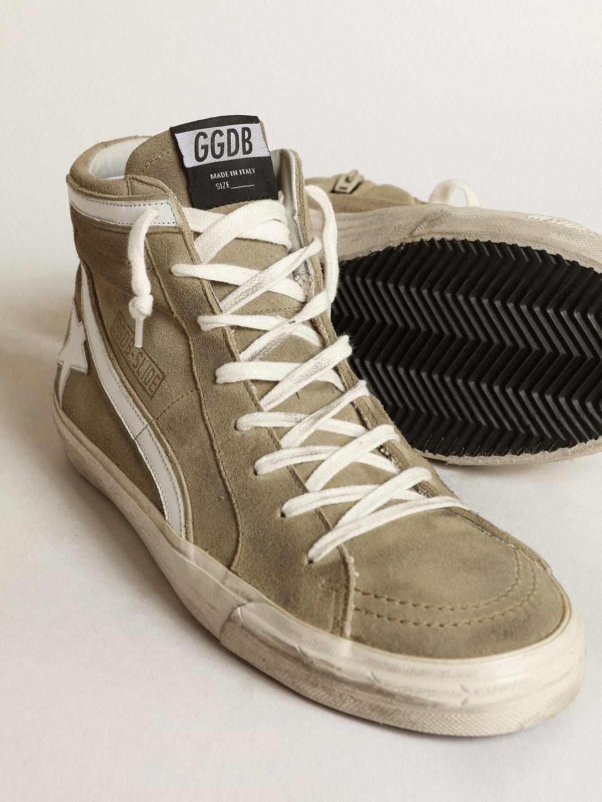 Sneaker Slide in suede verde militare con stella e virgola in pelle bianca