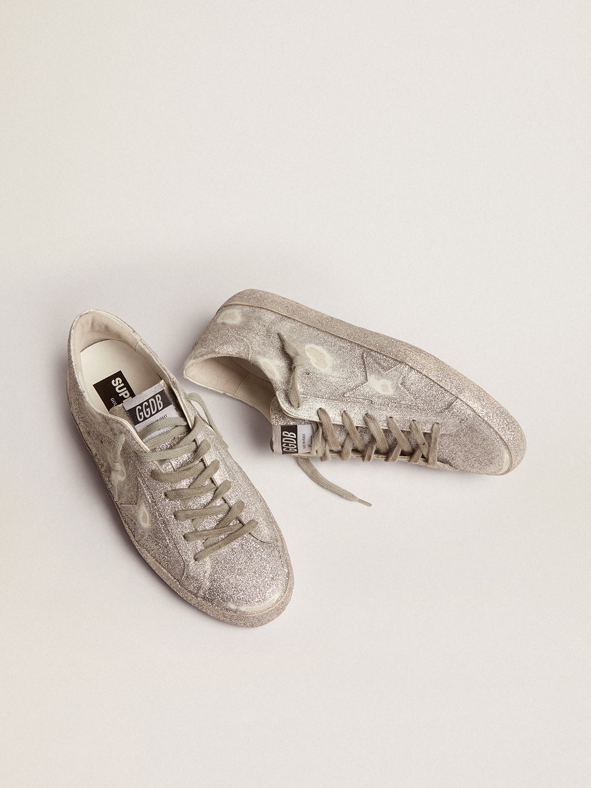 Sneaker Super-Star in pelle color argento con polverizzazione glitter all-over