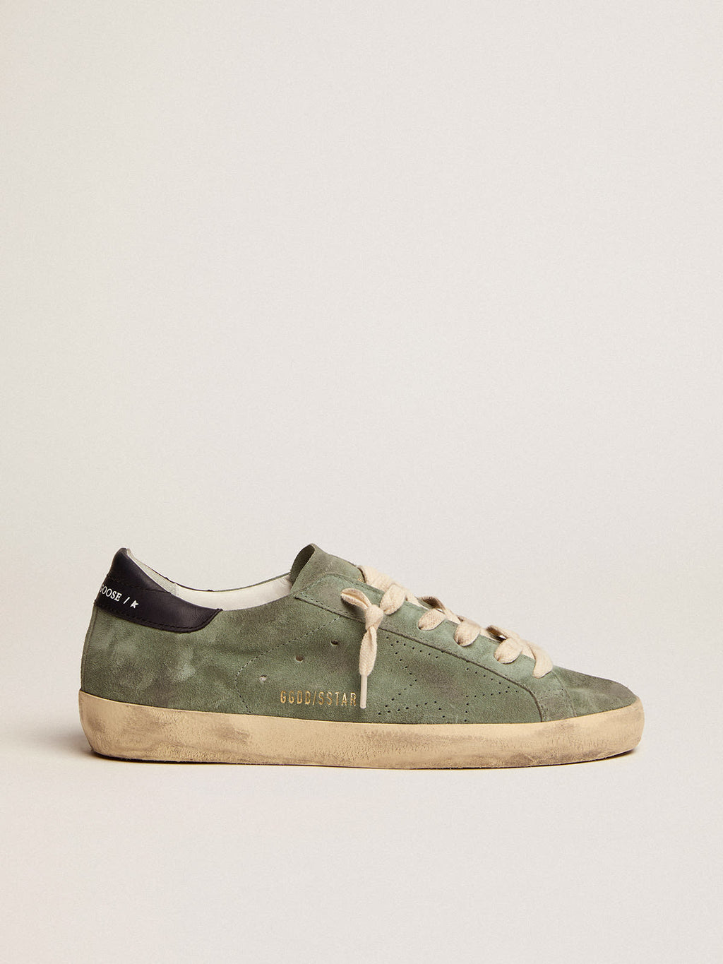 Sneaker Super-Star in suede color verde militare con stella traforata e talloncino in pelle color blu scuro