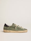 Sneaker Super-Star in suede color verde militare con stella traforata e talloncino in pelle color blu scuro
