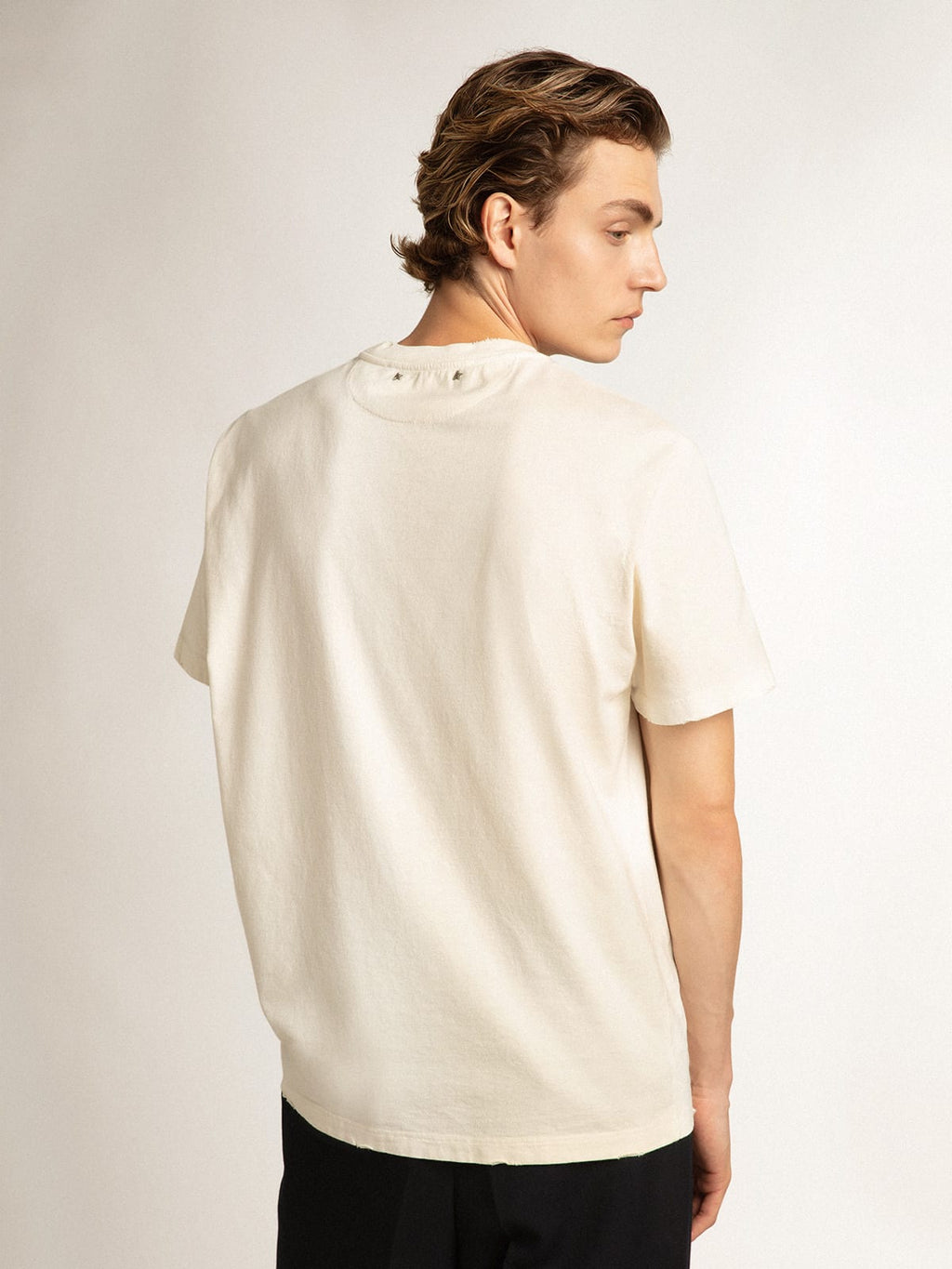 T-shirt di colore bianco dal trattamento distressed con scritta