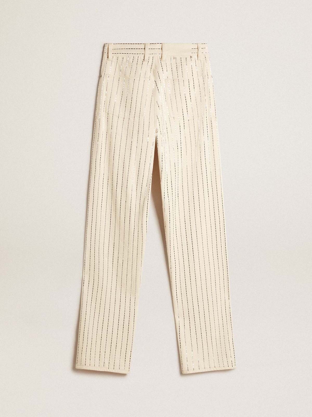 Pantalone di colore bianco con borchie a baguette applicate