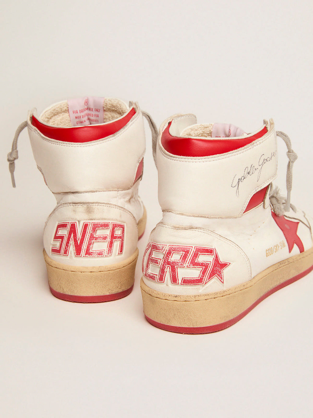Sneaker Sky-Star con firma sulla caviglia e inserti in pelle rossa