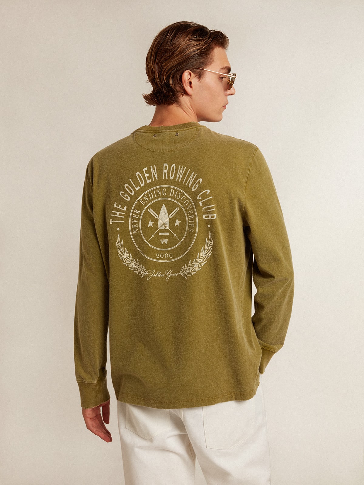 T-shirt di colore pesto con logo bianco sul davanti e sul retro